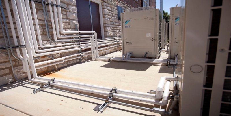 Наружные блоки мульти сплит системы Дайкин на крыше Наружные блоки Daikin VRV на крыше здания