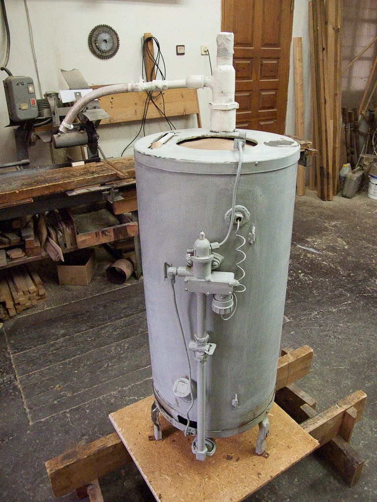 Старый газовый котел, который подлежит замене Газовый котел, который вышел из строя и подлежит замене